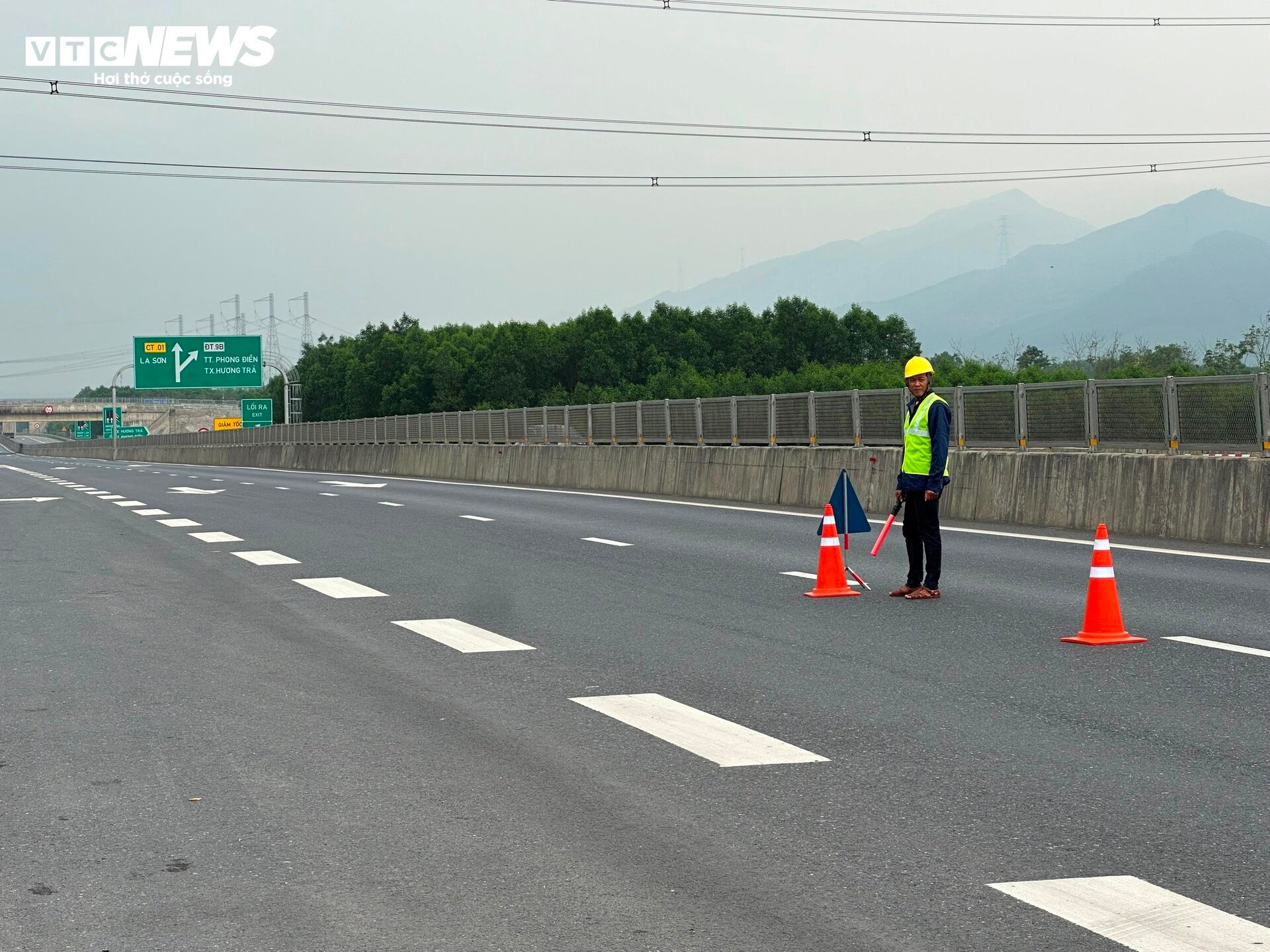 Ngày đầu khắc phục những bất cập nguy hiểm trên cao tốc Cam Lộ - La Sơn - 2