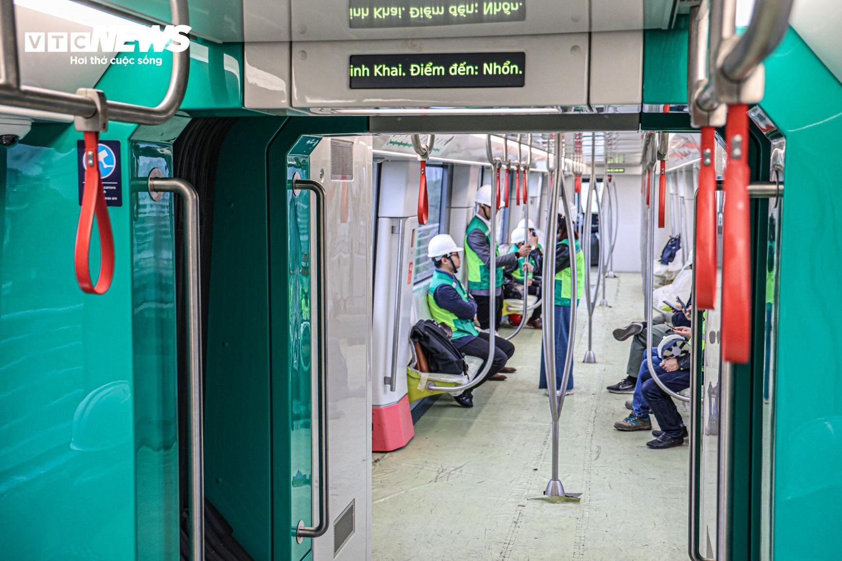 Bên trong tàu Metro Nhổn - ga Hà Nội trước ngày đón khách - 7