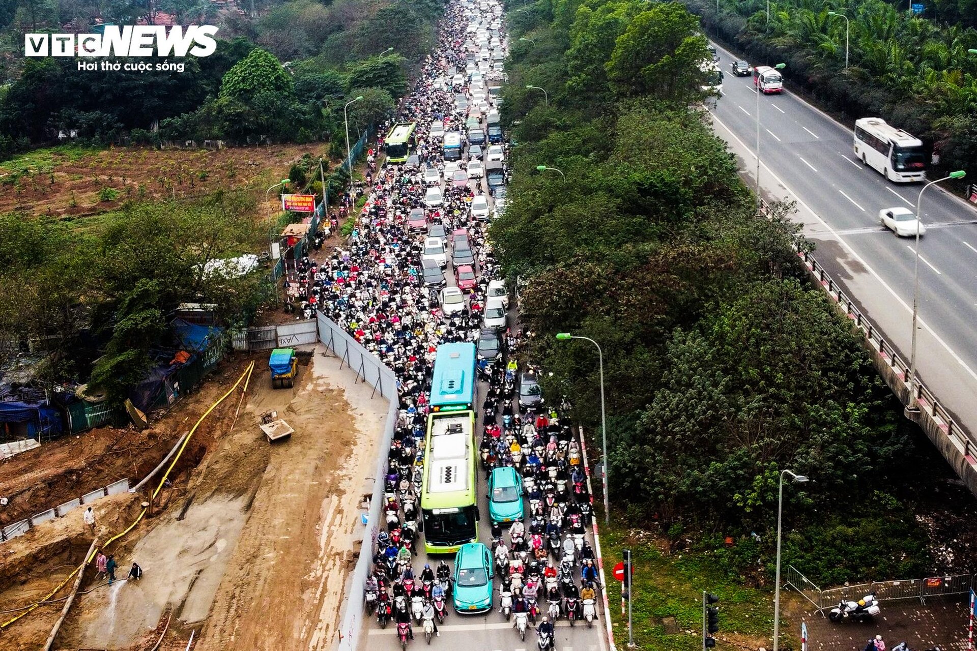 Hà Nội: Thu hẹp rào chắn, không còn cảnh ùn tắc tại nút giao Đại lộ Thăng Long  - 1