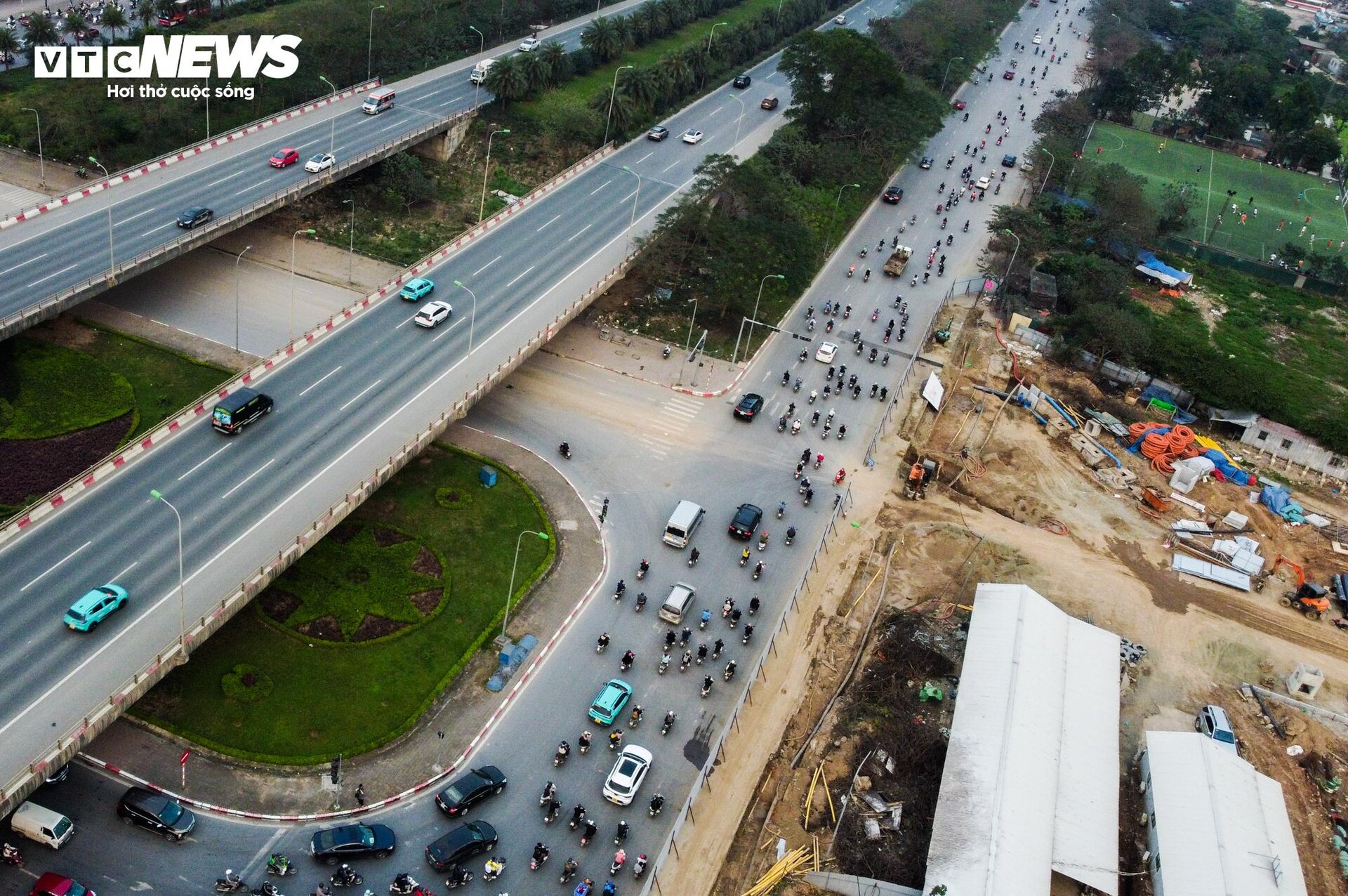 Hà Nội: Thu hẹp rào chắn, không còn cảnh ùn tắc tại nút giao Đại lộ Thăng Long  - 4