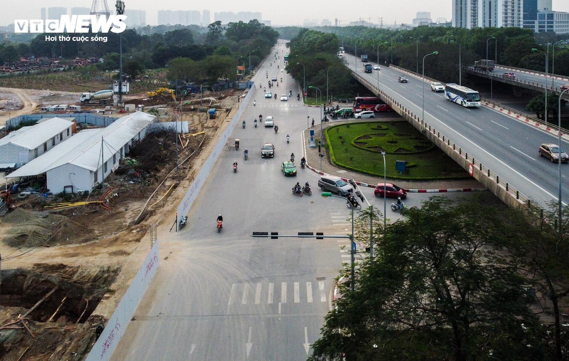 Hà Nội: Thu hẹp rào chắn, không còn cảnh ùn tắc tại nút giao Đại lộ Thăng Long  - 3