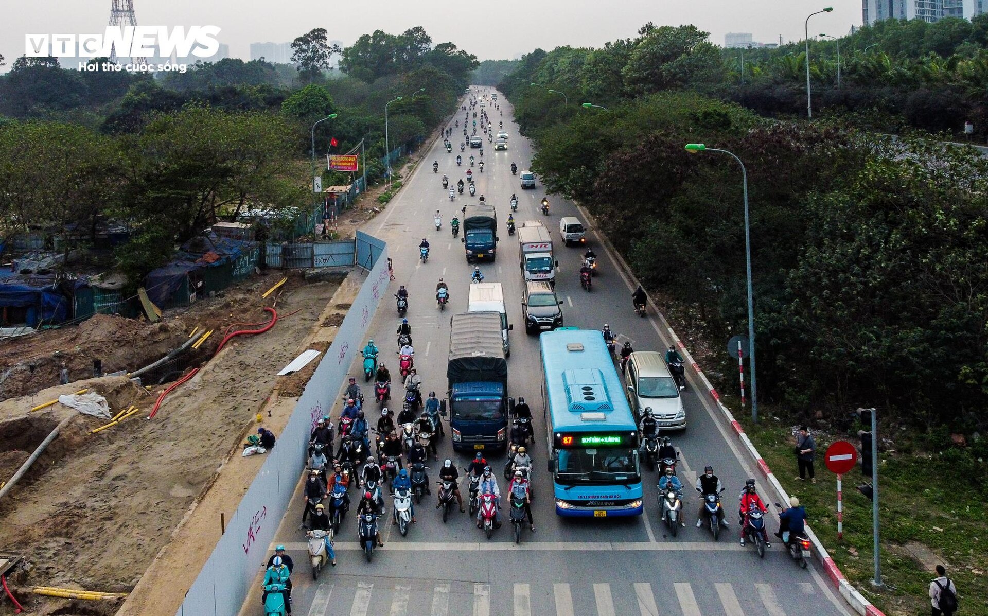 Hà Nội: Thu hẹp rào chắn, không còn cảnh ùn tắc tại nút giao Đại lộ Thăng Long  - 7