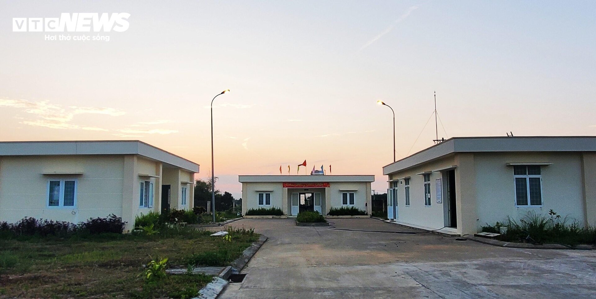 Bình Định: Dân 'khát nước' bên nhà máy nước sạch tiền tỷ - 11