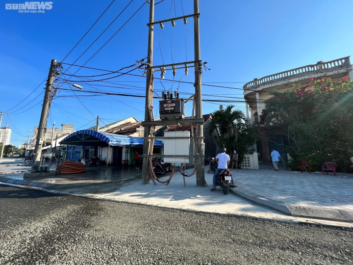 Phú Yên: Trụ điện ‘mọc’ giữa đường, người dân không có lối đi - 1