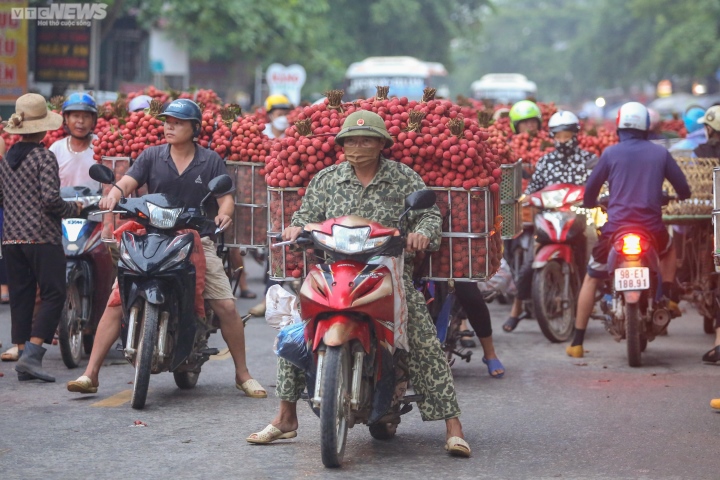Bắc Giang: Nông dân ào ạt thồ vải thiều đi cân bán, phố phường được nhuộm đỏ ối - 4