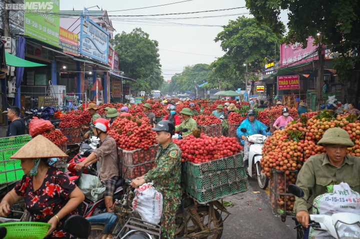 Bắc Giang: Nông dân ào ạt thồ vải thiều đi cân bán, phố phường được nhuộm đỏ ối - 2