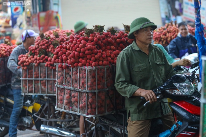 Bắc Giang: Nông dân ào ạt thồ vải thiều đi cân bán, phố phường được nhuộm đỏ ối - 5