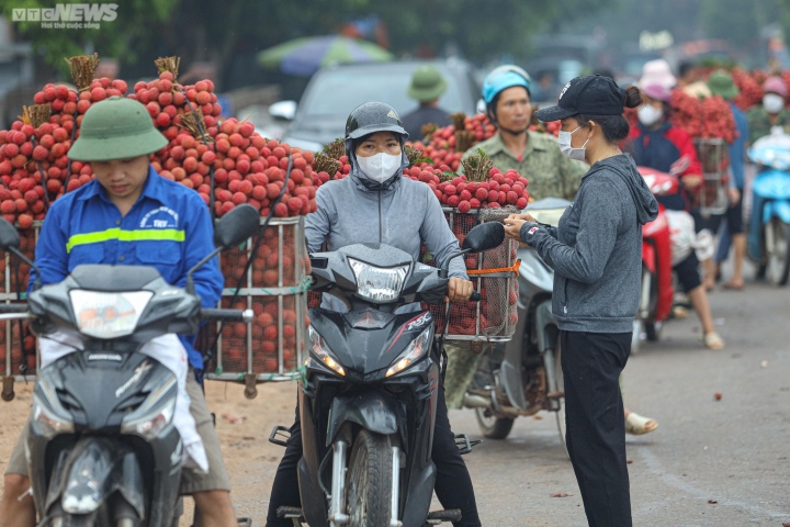 Bắc Giang: Nông dân ào ạt thồ vải thiều đi cân bán, phố phường được nhuộm đỏ ối - 3