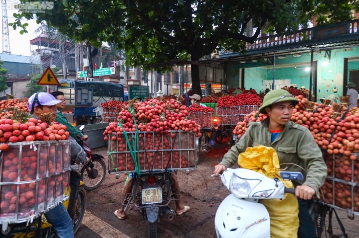 Bắc Giang: Nông dân ào ạt thồ vải thiều đi cân bán, phố phường được nhuộm đỏ ối - 8