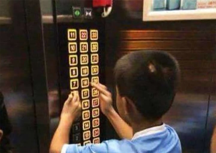 Nhiều phụ huynh để mặc con bấm toàn bộ các số trên bảng điều khiển thang máy như một trò vui.