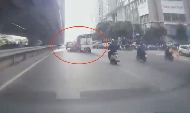 Ô tô tải cố tình chèn ngã xe ôm công nghệ đang chở hành khách. (Ảnh cắt từ clip).
