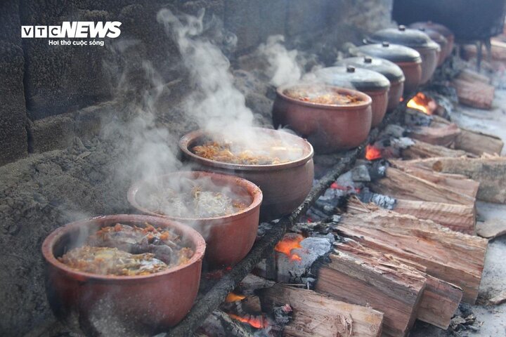 Dịp Tết Giáp Thìn sắp đến, gần 300 gia đình trong làng Vũ Đại ngày ngày đều đỏ lửa để chế biến nên món ăn đắt khách bậc nhất.