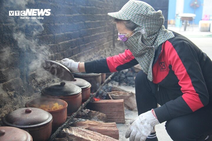 Mỗi tháng, gia đình chị Hường cung cấp ra thị trường khoảng 2.000 niêu cá.