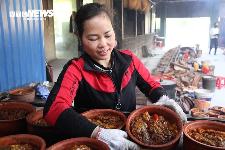 Chị Trần Thu Hường kiểm tra chất lượng nồi cá vừa kho xong.