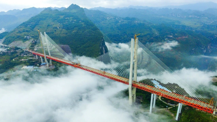 Cầu dây văng đường bộ Bắc Bàn Giang cao 565m, được ghi nhận là cây cầu cao nhất thế giới. (Ảnh: Baidu)