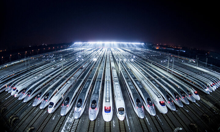 Tàu cao tốc chờ ở nhà ga thành phố Vũ Hán, tỉnh Hồ Bắc, Trung Quốc. (Ảnh: Tân Hoa Xã)