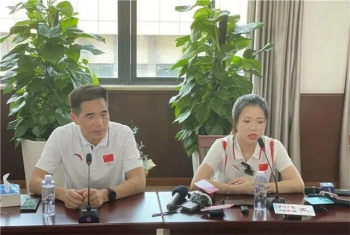 HLV Yu Lihua và VĐV Yang Qian họp báo về bê bối bị ăn chặn tiền thưởng.