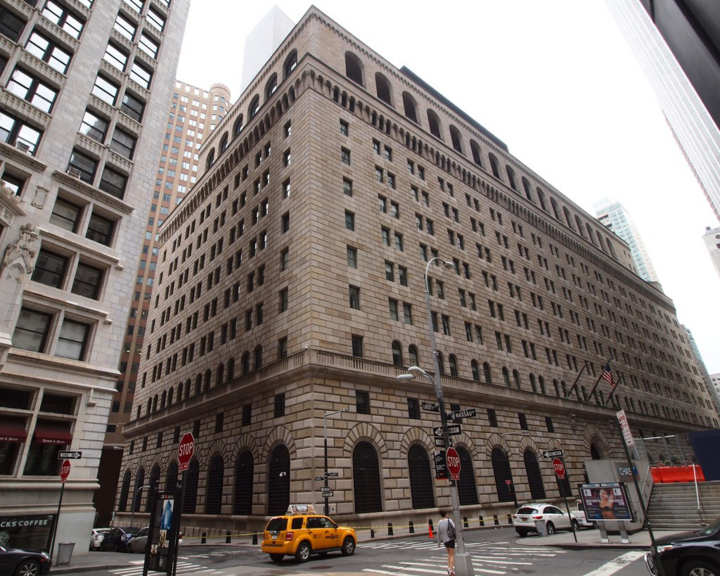 Tòa nhà số 33 Liberty Street là nơi đặt trụ sở của Ngân hàng Dự trữ Liên bang New York, nằm trong Khu Tài chính ở Lower Manhattan (New York), được xây dựng từ năm 1919 đến năm 1924. Về kết cấu, tòa nhà có 14 tầng và 5 tầng hầm.