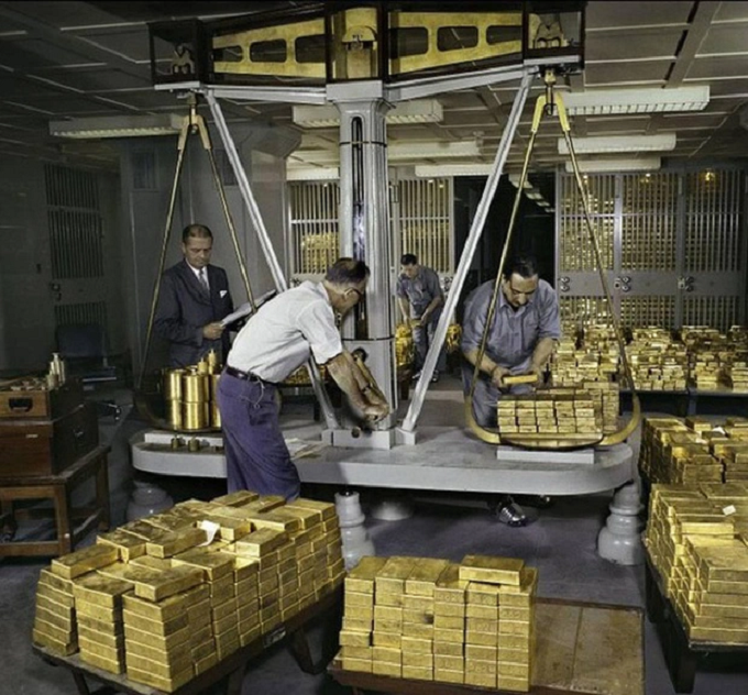 Ngân hàng Dự trữ Liên bang New York tính phí xử lý các giao dịch vàng của chủ tài khoản, bao gồm cả khi vàng được đưa vào hoặc ra khỏi kho, chuyển quyền sở hữu và di chuyển giữa các ngăn.