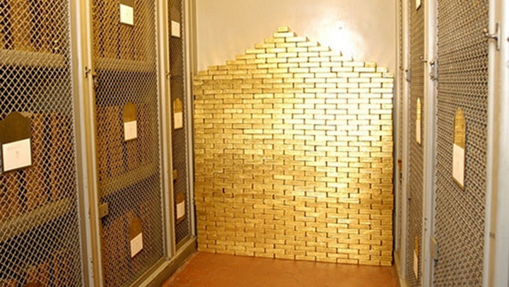 Hiện tại, kho vàng có 122 ngăn. Trong đó, 98% lượng vàng dự trữ thuộc về ngân hàng trung ương của 36 quốc gia; 2% còn lại thuộc sở hữu của Mỹ và các tổ chức quốc tế khác nhau. Ước tính số vàng được lưu trữ tại đây tương đương với khoảng 25% trữ lượng vàng của thế giới.