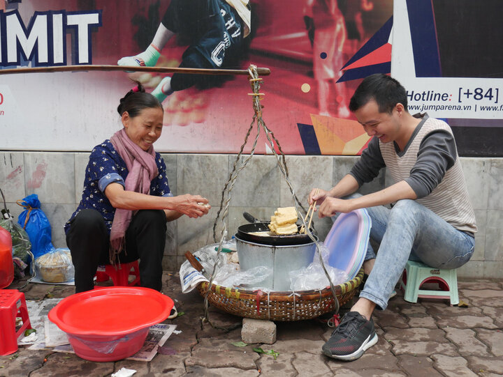 Bây giờ đã thế kỷ 21, nhưng ở Hà Nội vẫn còn những gánh bún đậu rong. (Ảnh: Báo Phụ nữ TP.HCM)