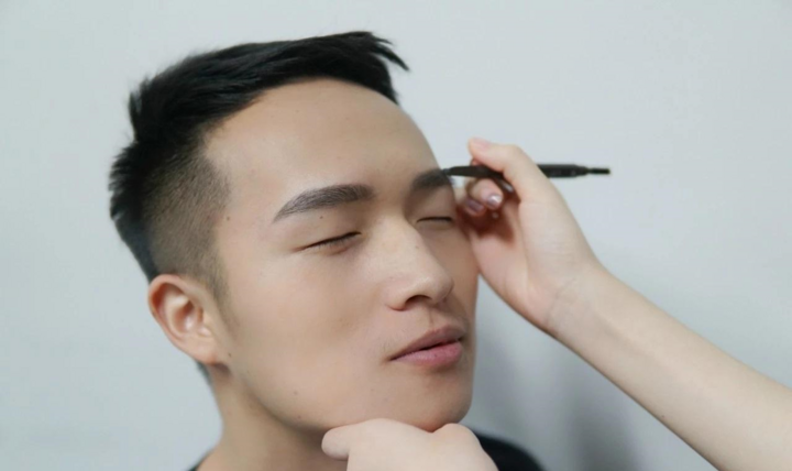 Thợ trang điểm cho biết đàn ông Trung Quốc có xu hướng thích chỉnh sửa lông mày và kiểu tóc trước buổi hẹn hò. (Ảnh: Baidu)