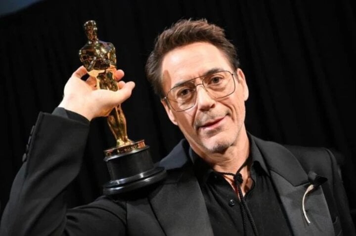 Robert Downey Jr. có giải thưởng Oscar đầu tiên trong sự nghiệp.