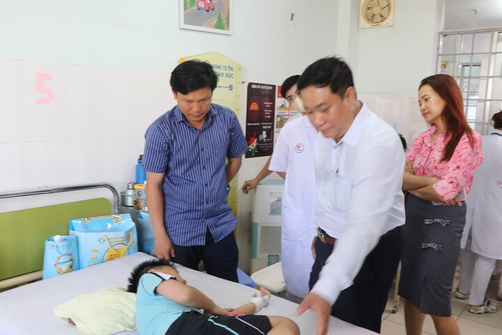 Ông Trịnh Ngọc Hiệp - Phó Giám đốc Sở Y tế đến thăm các bệnh nhân nghị ngộ độc thực phẩm sau khi ăn cơm gà.