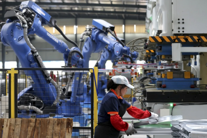 Tốc độ sản xuất và triển khai robot trong ngành sản xuất của Trung Quốc đang ngày càng nhanh chóng so với các nước khác. (Ảnh: SCMP)