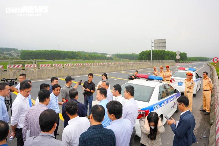 Đoàn giám sát Quốc hội khảo sát tại nút giao Km48 - Tỉnh lộ 9, điểm xảy ra tai nạn khiến 3 người chết.