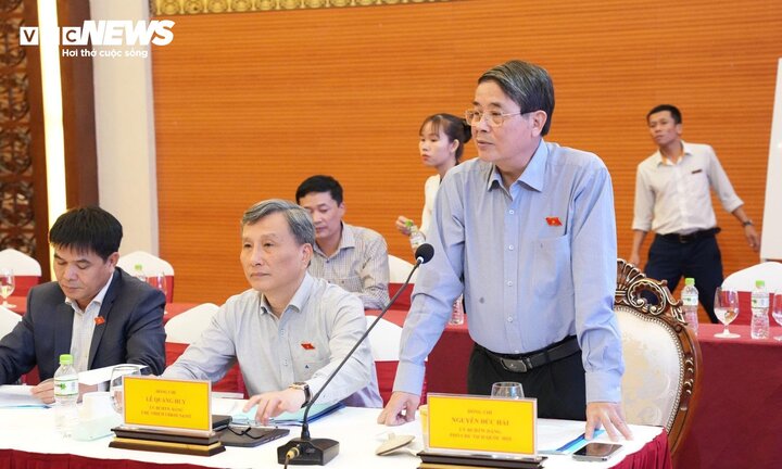 Phó Chủ tịch Quốc hội Nguyễn Đức Hải làm việc với các cơ quan liên quan sau buổi khảo sát cao tốc La Sơn-Cam Lộ.