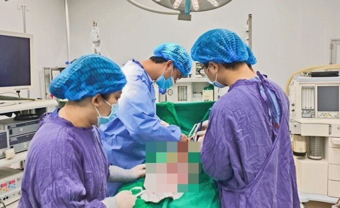 Các bác sĩ phẫu thuật cứu sống bệnh nhân bị dập lách sau tai nạn giao thông.