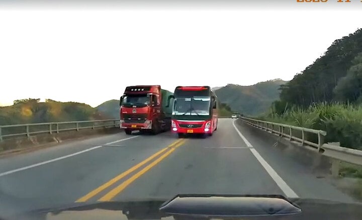 Cảnh xe khách lấn làn trên cao tốc Nội Bài - Lào Cai hôm 17/11/2023 do camera hành trình của một ô tô đi ngược chiều ghi lại. (Ảnh cắt từ clip)