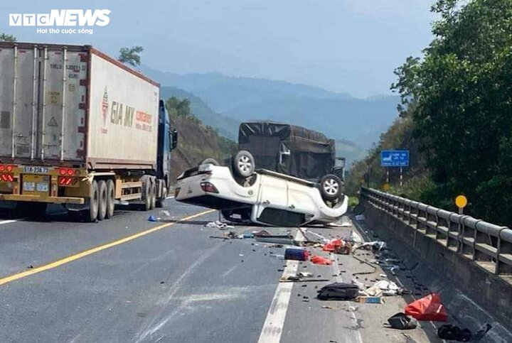 Xe bán tải lật ngửa trên cao tốc La Sơn - Tuý Loan làm 2 người bị thương. (Ảnh: CTV)