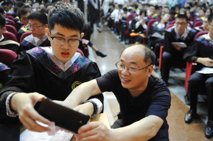Áp lực buộc phải thành công khiến các bậc phụ huynh ở Trung Quốc vung tiền không tiếc tay để cho con học các trường như ý muốn. (Ảnh: China Daily)