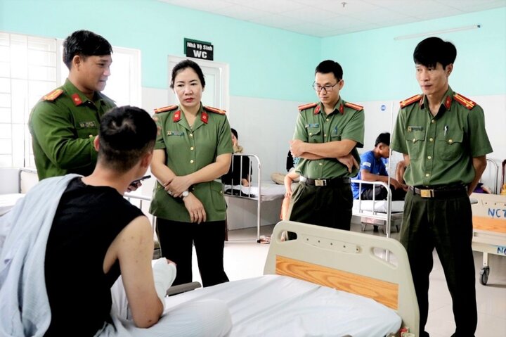 Lãnh đạo Công an tỉnh Kon Tum thăm hỏi, động viên Thượng úy Nguyễn Ngọc Quý bị thương khi làm nhiệm vụ. (Ảnh: CACC)