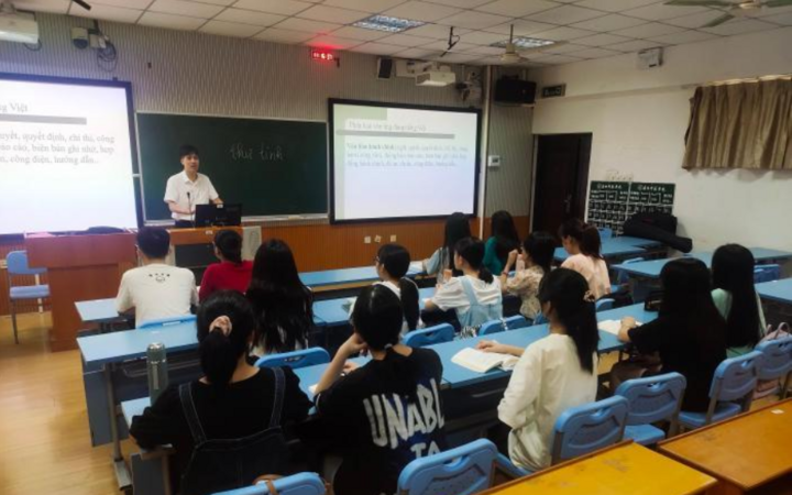 Thầy Hòa trong một giờ dạy Tiếng Việt cho sinh viên Trung Quốc. (Ảnh: China News)