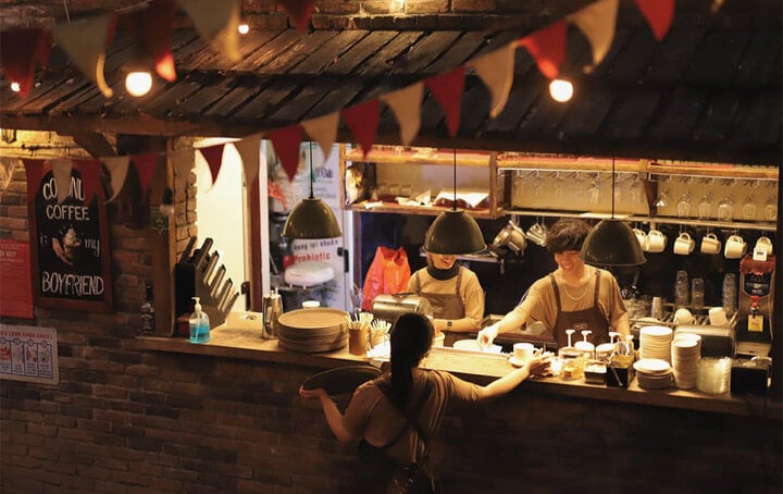 Xofa Café & Bistro - một trong những quán cà phê mở xuyên đêm ở Hà Nội. (Ảnh: Mytour)