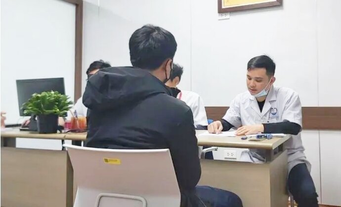 Khám và tư vấn sức khỏe cho bệnh nhân tại Bệnh viện Đại học Y Hà Nội. (Ảnh minh hoạ)