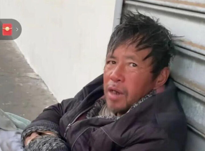 Tôn Vệ Đông già nua, trở thành người vô gia cư sau biến cố. (Ảnh chụp màn hình)