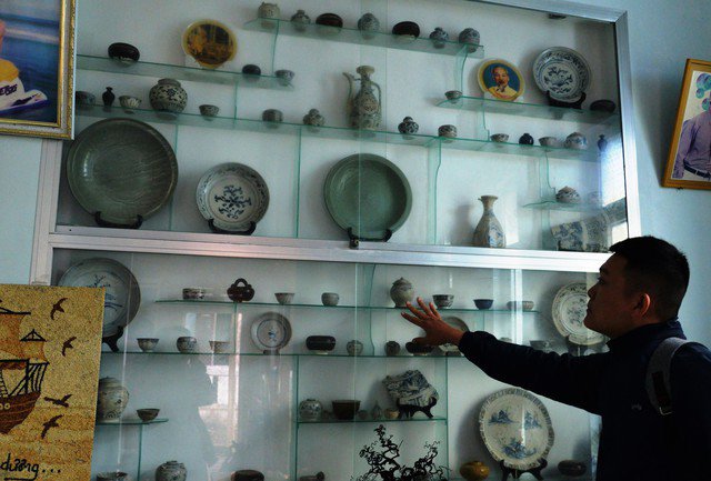 Rất nhiều đồ gốm có giá trị được trưng bày tại phòng khách ở nhà một ngư dân thôn Châu Thuận Biển