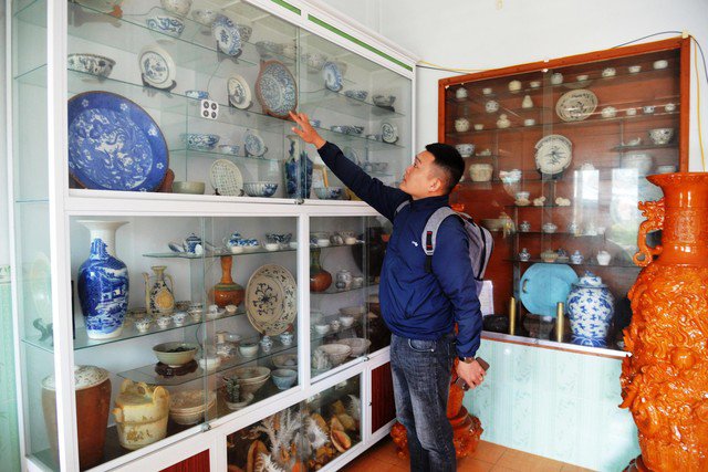 Số ít những đồ gốm sứ có giá trị được trưng bày trong nhà một ngư dân