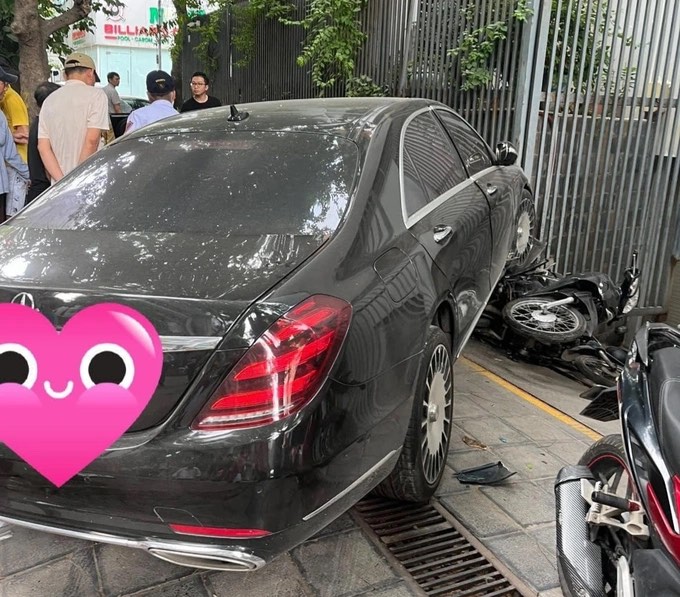 Hà Nội: Xe Mercedes va chạm với ô tô BMW rồi tông hàng loạt xe máy - 1