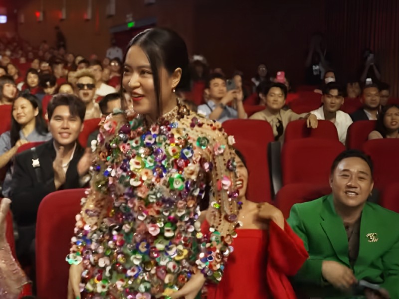 Thời điểm chương trình phát sóng, ngoại hình của Hoàng Thùy Linh trở thành tâm điểm bàn tán. Nữ ca sĩ diện bộ áo dài có thiết kế cầu kỳ, không lộ vòng eo. 