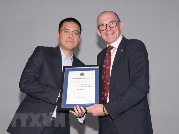 Nhà khoa học Việt Nam đầu tiên nhận giải thưởng của Hiệp hội Hàng không Hoàng gia Anh - Ảnh 1.