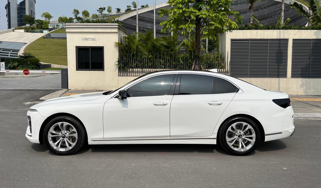VinFast Lux A2.0 giá thấp nhất chỉ còn 701 triệu đồng, ngang sedan C phổ thông - Ảnh 1.