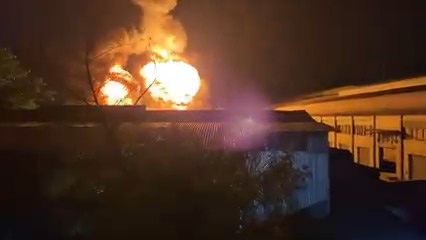 Cháy lớn, ngọn lửa bùng phát dữ dội tại xưởng tái chế mỡ bò - Ảnh: PC07
