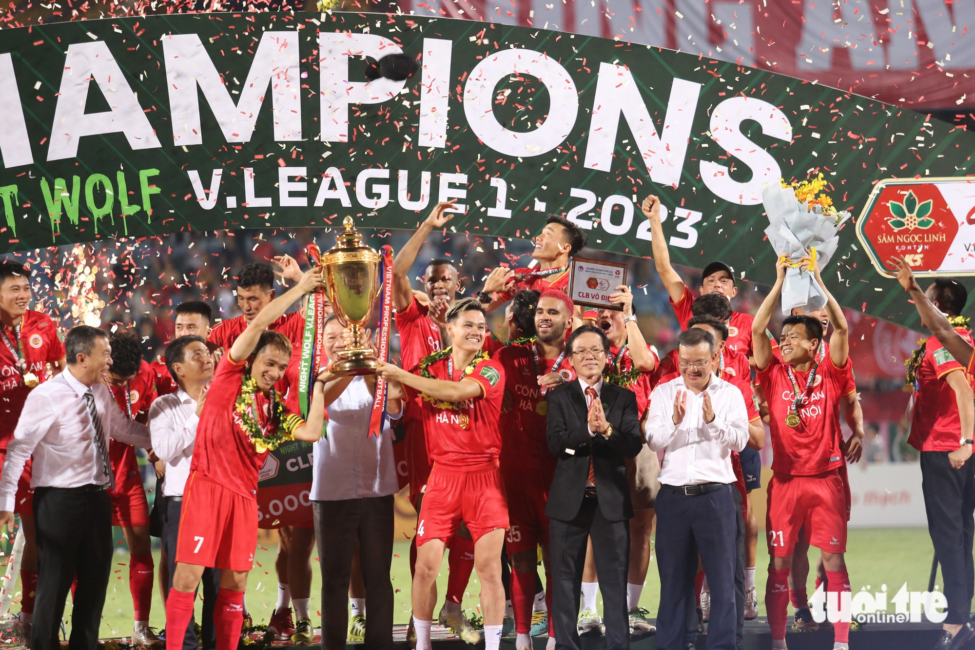 Đội trưởng Sầm Ngọc Đức và đội phó Hồ Tấn tài nâng cao cúp vô địch V-League 2023