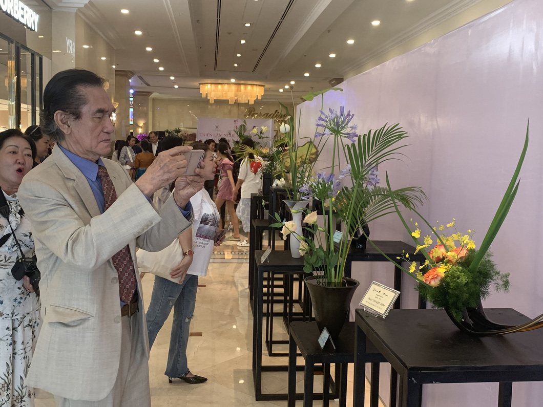 Giáo sư Nhật Bản đến Việt Nam hướng dẫn cắm hoa - Ảnh 5.