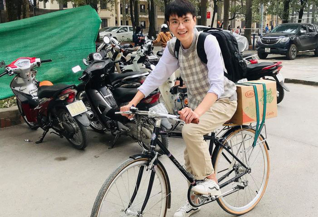 Thái Hải Đăng, chủ nhiệm dự án "Sách đến tay em" gây ấn tượng với chiếc xe đạp đi xin sách cho các bạn nhỏ - Ảnh: H.T.